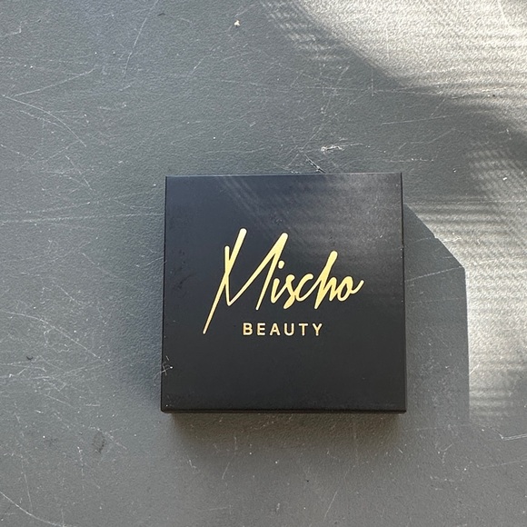 Mischo Beauty Black and Gold Compact - Picture 1 of 3